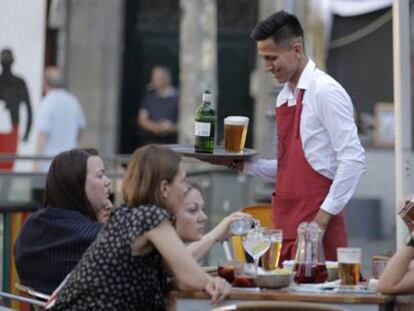 Un camarero en una terraza de la plaza de Santa Ana, Madrid