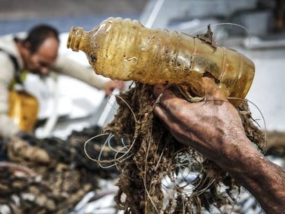 Marineros a la caza de basura