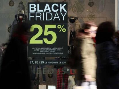 Un cartel anuncia descuentos del 25% por el 'Black Friday', en una foto de 2015.