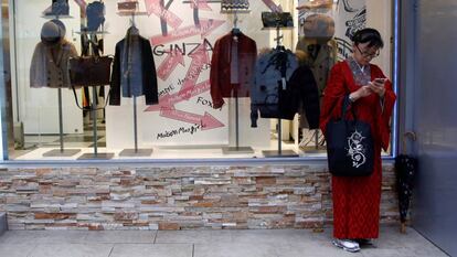 Una mujer ante e escaparate de una tienda de Tokio.