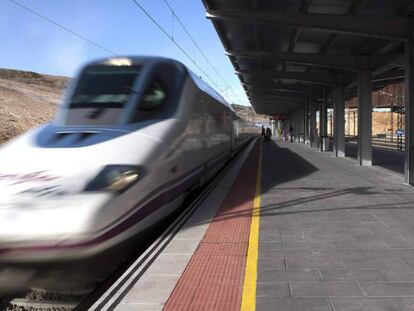 Un tren de alta velocidad (AVE) a su paso por la estación de Cuenca.