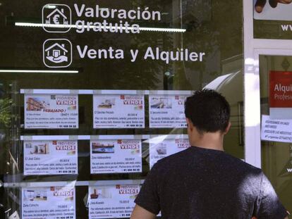 Vista de un escaparate de una inmobiliaria en Madrid.