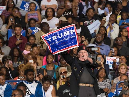 FOTO: Un simpatizante de Donald Trump protesta durante un mitin de Barack Obama. / VÍDEO: El presidente de EE UU responde al espontáneo.