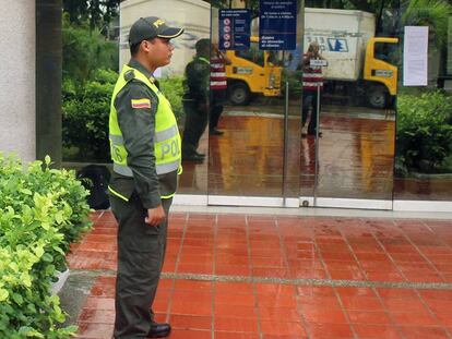 Policías custodiando la sede principal de atención al público de Electricaribe