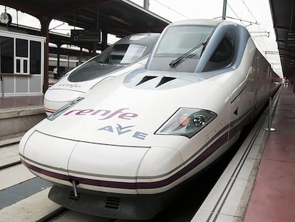 Tren AVE aparcado en la estación de Chamartín, en Madrid.