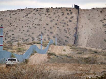 Muro metálico en la frontera