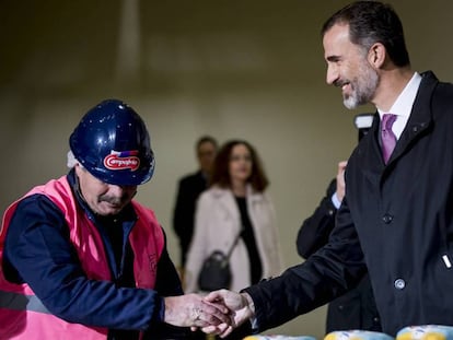 El Rey saluda a uno de los empleados de Campofrío en Burgos.