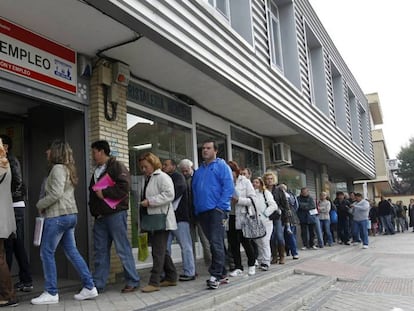 Decenas de personas, ante una oficina de empleo en Vallecas.