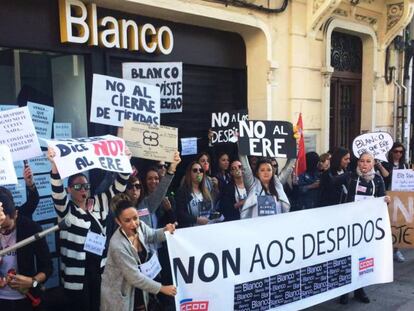 Trabajadoras de Blanco en la plaza de Lugo (A Coruña), durante una protesta contra la última ola de despidos en la cadena.