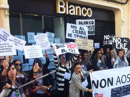 Trabajadoras de Blanco en la plaza de Lugo (A Coruña), durante una protesta contra la última ola de despidos en la cadena.