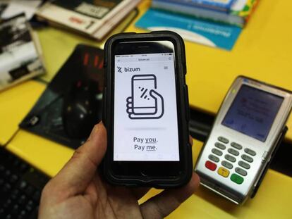 Un usuario se dispone a realizar un pago a través del móvil.