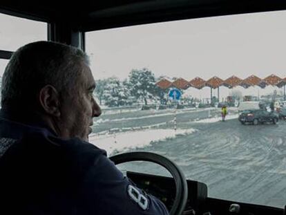 Un conductor espera la apertura de la autopista de peaje en Lleida.