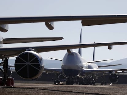 Aviones que estacionan en el Aeropuerto de Teruel.