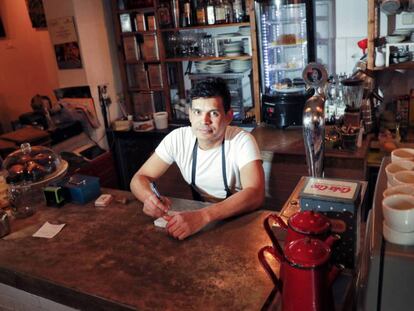 Julio Grisales en su cafetería Cafelito, en Madrid.