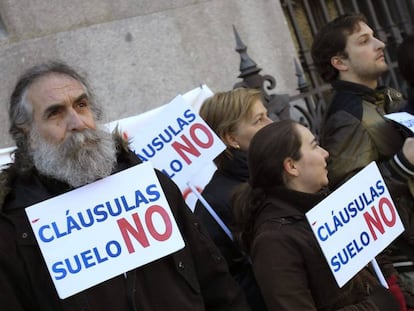 Miembros de la plataforma de afectados por las cláusulas suelo. En vídeo, la reacción de la asociación ADICAE.