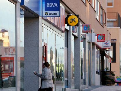 Una calle con varias oficinas bancarias en Madrid