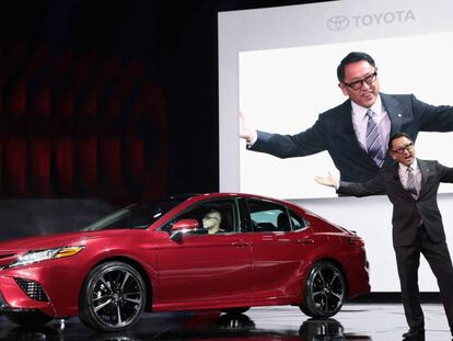 Akio Toyoda, ejecutivo de Toyota, presenta un modelo en la feria de Detroit.