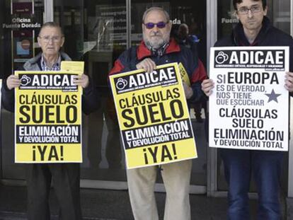 Integrantes de Adicae Castilla y León se manifiestan en Valladolid para pedir a Europa la retroactividad total de las cláusulas suelo. En vídeo: declaraciones del ministro de Economía, Luis de Guindos.