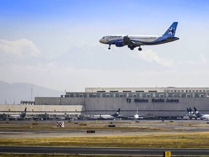 Una avión de la aerolínea Interjet despega del aeropuerto de México.