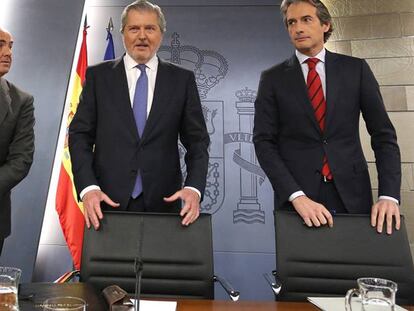 Rueda de prensa posterior al Consejo de Ministros de los titulares de Economía, Luis de Guindos, portavoz, Iñigo Mendez de Vigo, y de Fomento, Iñigo de la Serna.