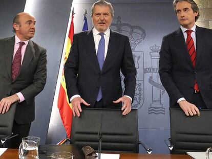 Rueda de prensa posterior al Consejo de Ministros de los titulares de Economía, Luis de Guindos, portavoz, Iñigo Mendez de Vigo, y de Fomento, Iñigo de la Serna.