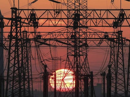 En la imagen una puesta de sol. En el vídeo, Karmenu Vella, comisario europeo de Medio Ambiente.