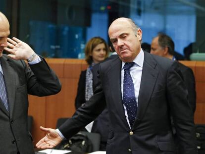 El comisario Moscovici, con el ministro de Economía, Luis de Guindos.