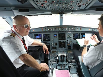 El piloto y el copiloto de un A340 de Iberia, momentos antes de volar a Londres.