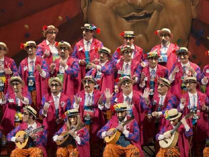 El coro de carnaval Los Graciosos, durante su actuación en el Teatro Falla. Vídeo: recopilación de Verne con los mejores momentos de la etapa preliminar del concurso.