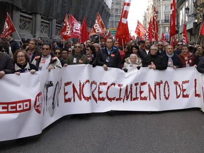 La cabecera de la manifestación sindical recorre la carrera de San Jerónimo, en Madrid.