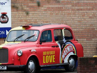 Un taxi publicitario, a la puerta de una plana de Unilever en Trent.