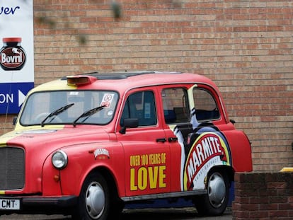 Un taxi publicitario, a la puerta de una plana de Unilever en Trent.