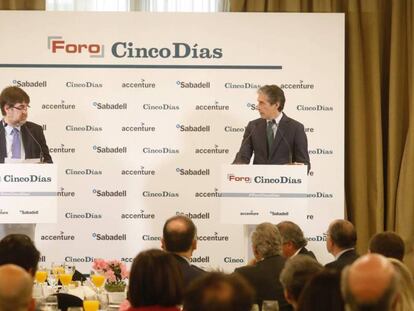 El ministro de Fomento, Íñigo de la Serna, y el director del diario Cinco Días, Ricardo de Querol, este lunes en el Foro Cinco Días.