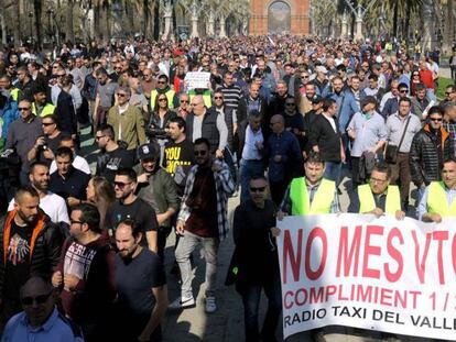 Manifestación de taxistas en Barcelona, este jueves.