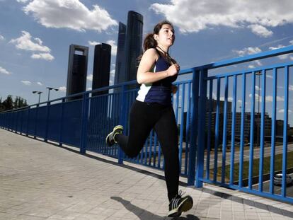 Una mujer corre en el norte de Madrid, en la zona de las Cuatro Torres.