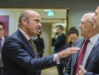 Luis de Guindos conversa con Michel Sapin y el comisario Pierre Moscovici EFE