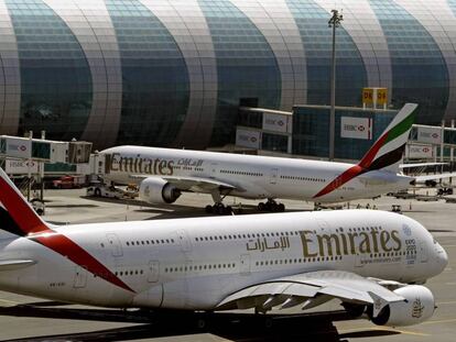 Aviones de Emirates en el aeropuerto de Dubai. En vídeo, siete cosas que no puedes subir a un avión.