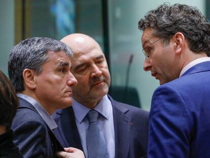 Jeroen Dijsselbloem (derecha) con el ministro de Finanzas de Grecia Euclid Tsakalotos (izquierda) y el comisario Pierre Moscovici el lunes en el Eurogrupo.