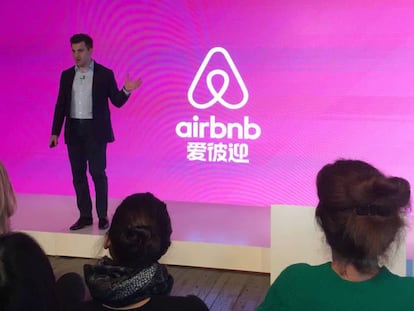 El consejero delegado de Airbnb, Brian Chesky, presenta la nueva marca de la empresa en China.