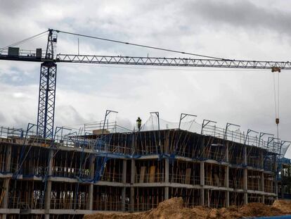 El pasado año la edificación residencial creció un 29%, gracias a la vuelta de las grúas a regiones como Madrid (en la foto, obras en Pozuelo de Alarcón).