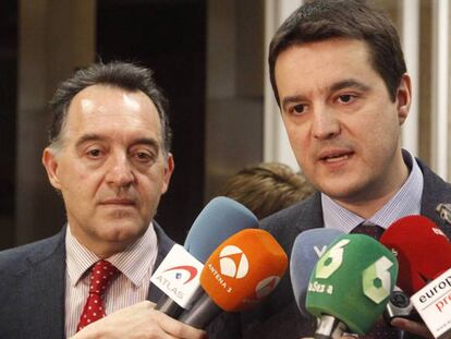Los diputados del PSOE Óscar Galeano (d) y Artemi Rallo en el Congreso de los Diputados.