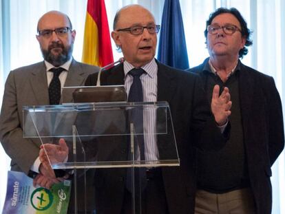 De izquierda a derecha, Miguel Borra (CSIF), Cristóbal Montoro (ministro de Hacienda), Julio Lacuerda (UGT) y Javier Jiménez (CC OO).