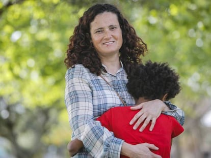 Lucia Cuesta con su hijo Ibu, en un parque de la población de Paterna, Valencia.