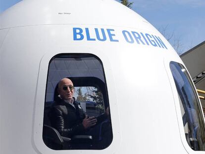 El fundador de Amazon Jeff Bezos, montado en una cápsula 'New Shepard'.