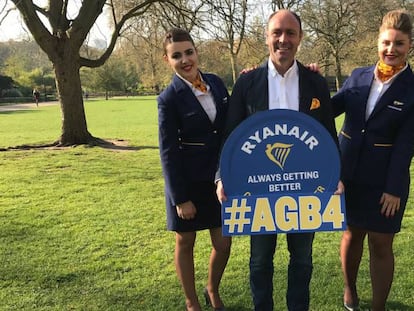 El director de marketing de Ryanair, Kenny Jacobs, posa con dos tripulantes de vuelo con el logo de la cuarta fase del programa 'Siempre mejorando'.