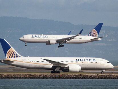 FOTO: Dos aviones de la aerolínea United Airlines. / VÍDEO: La expulsión del pasajero.