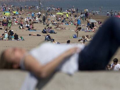 Un gran número de turistas han acudido este jueves a la playa de la Malvarrosa, en Valencia.
