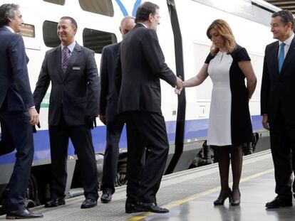 Rajoy saluda a Susana Díaz a la llegada a Sevilla.