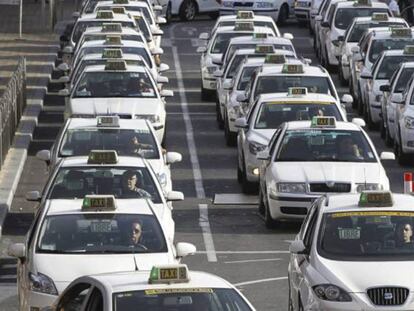 Decenas de taxis en la estación de Atocha, en Madrid (archivo).