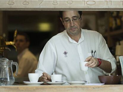 Un camarero prepara unos cafés en un bar de Sevilla